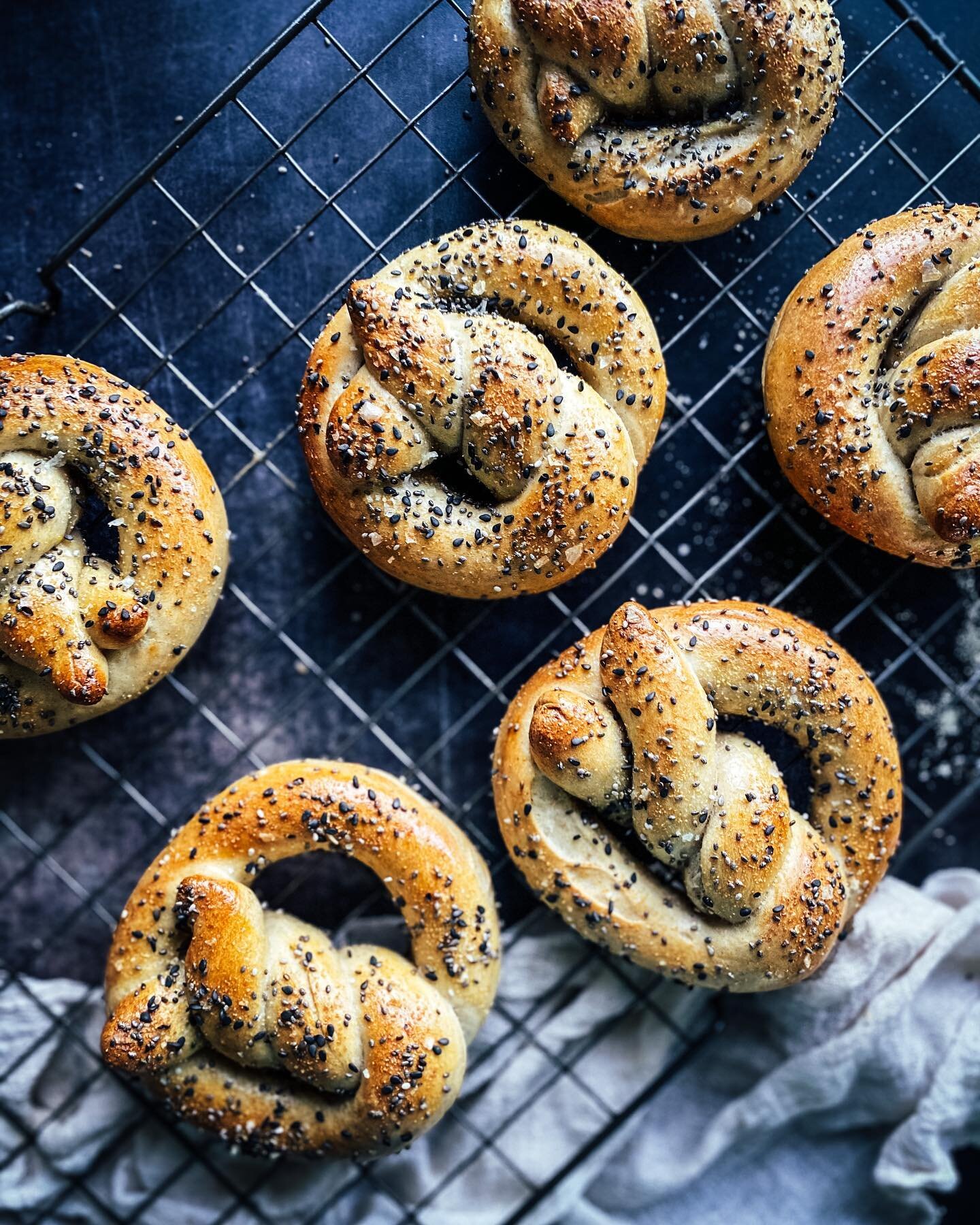 Everything Bagel seasoned Sourdough Pretzels 🥨. Have been testing a new recipe for these super easy pretzels. A great addition to the lunchboxes now the kids are back in school. 

#sourdough #sourdoughbaking #experimentingwithsourdough #adventuresin