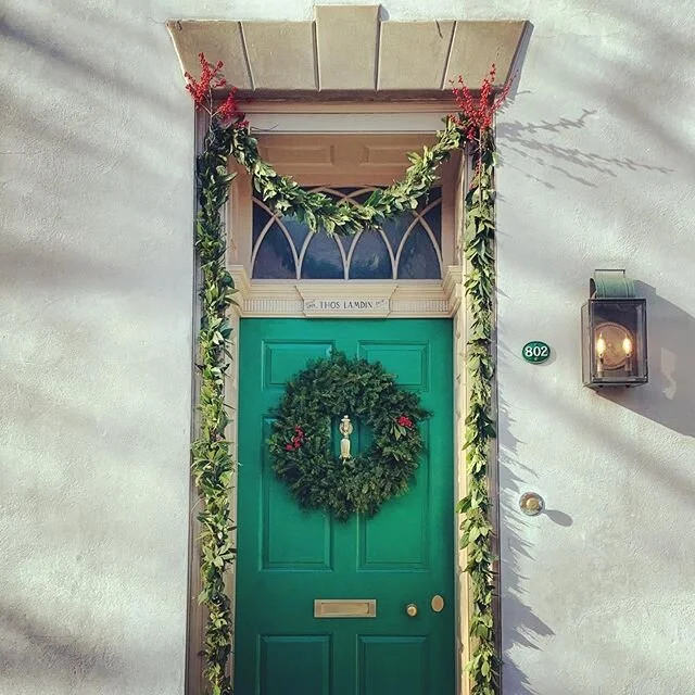 Ok so I&rsquo;m obsessed with doorways...who isn&rsquo;t?! This one is an all-time favorite from @fellspointdistrict , constructed in 1799 🌲💚🌲
#mossandmortar #mondaymotivation #doorsofinstagram #doorway #doorwaysoftheworld #baltimore #charmcity #f