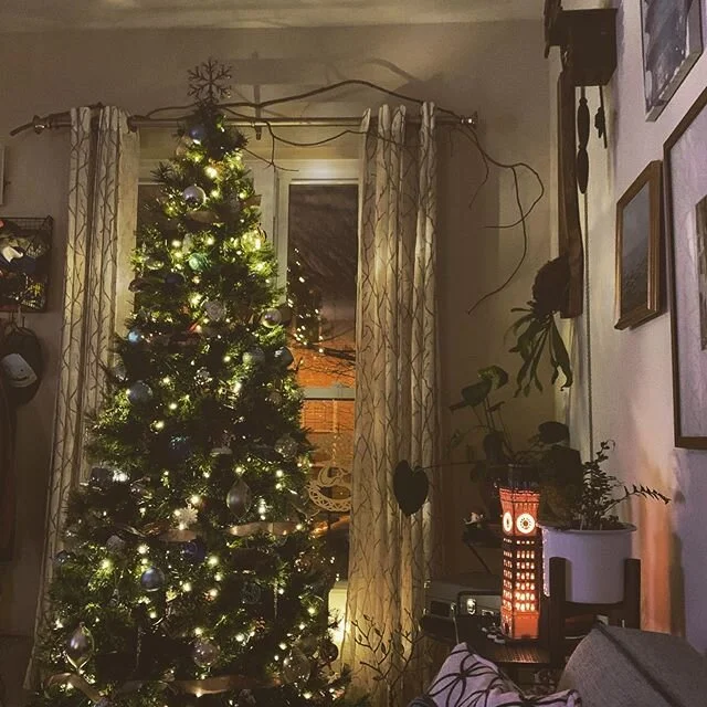 It&rsquo;s only Tuesday, but this gloomy weather sure isn&rsquo;t brightening this week. Taking this opportunity to enjoy the glow of the tree and some of my favorite holiday decor. Hope you&rsquo;re staying dry and cheerful my friends ❤️🎄💚
#decor 