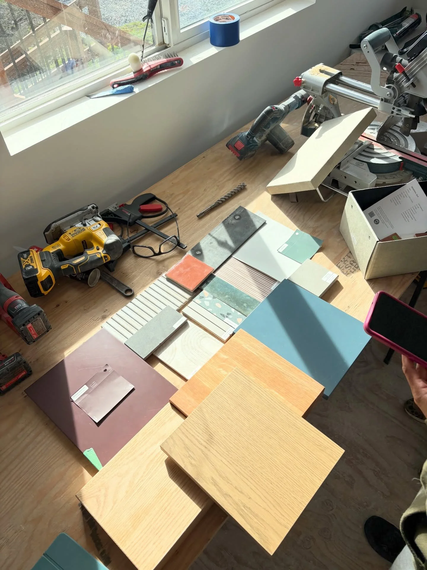 On site design meetings get us so fired up. Check out the colours &amp; textures our clients &amp; @alexandra.interior chose together. These are going to look so beautiful 😍 

#homerenovations #customhomes #interiordesign #colourpalette