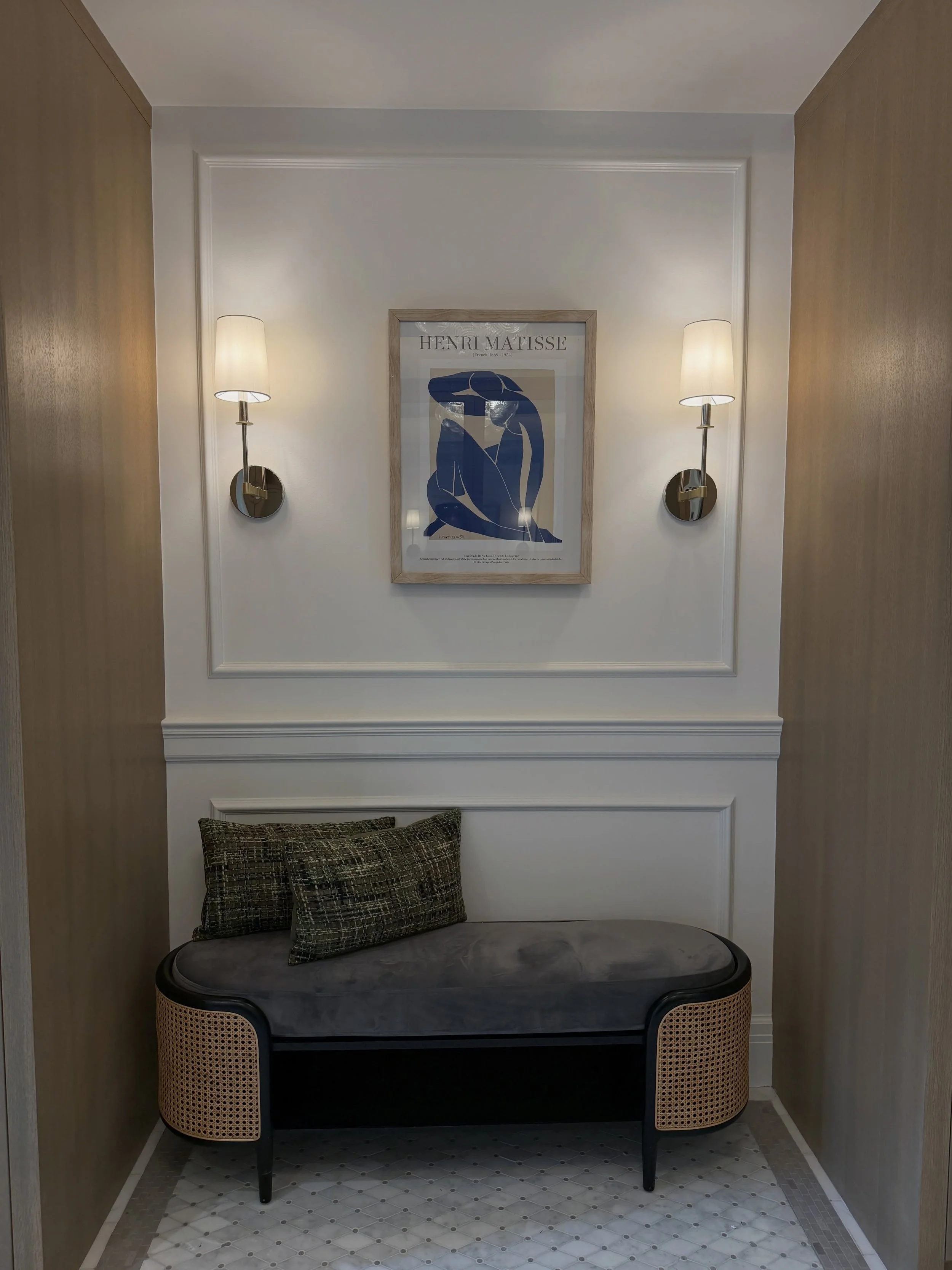 It&rsquo;s all in the first impression🚪✨

Adding custom picture frame molding and crisp trim work completely elevates small transition spaces like this entryway nook from our Wilmar project in Vancouver.

Now add lighting, artwork, and beautiful sea