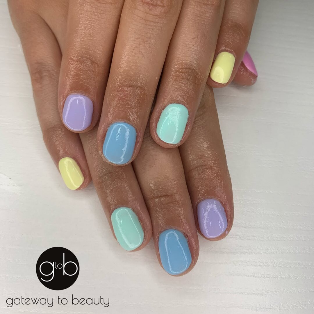🍬 S M A R T I E S 🍬 
How gorgeous are these colours together. Also, how perfect for this weather! ☀️ 
Have you booked in yet? We are getting very booked up, make sure you are organised 
.
.
.
.
.
#nail #nails #nailart #nailsofinstagram #nailinspo #