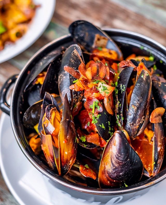 For all the seafood lovers out there, we've got lots of delicious options for dinner at #FirestoneHornsby! 🦐 Try our 1kg MUSSEL POT steamed in rich tomato sauce with crispy fried garlic chips, a touch of chilli and parsley, served with thick crusty 