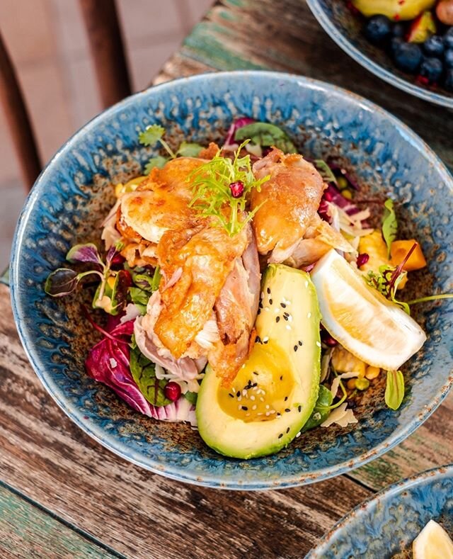 Juicy roast chicken salad with split peas, charred corn, heirloom tomatoes, avocado, radicchio, snow peas and oriental dressing 👌🏼 Available at #FirestoneHornsby &amp; #FirestoneTheRocks⁠
⁠
Find us at the following locations:⁠
📍 The Rocks⁠
📍 West