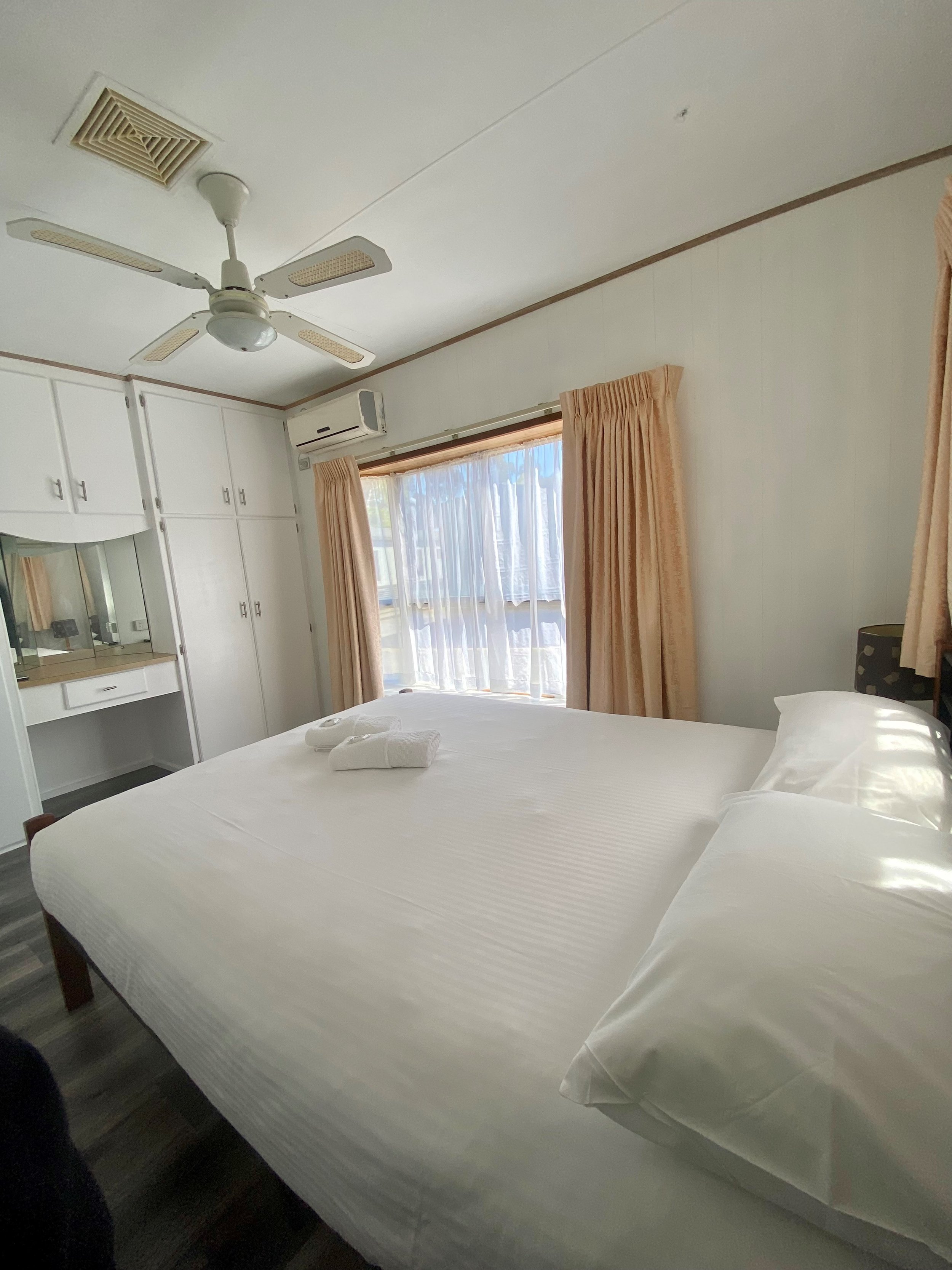 Cabin 5 - Queen Bedroom