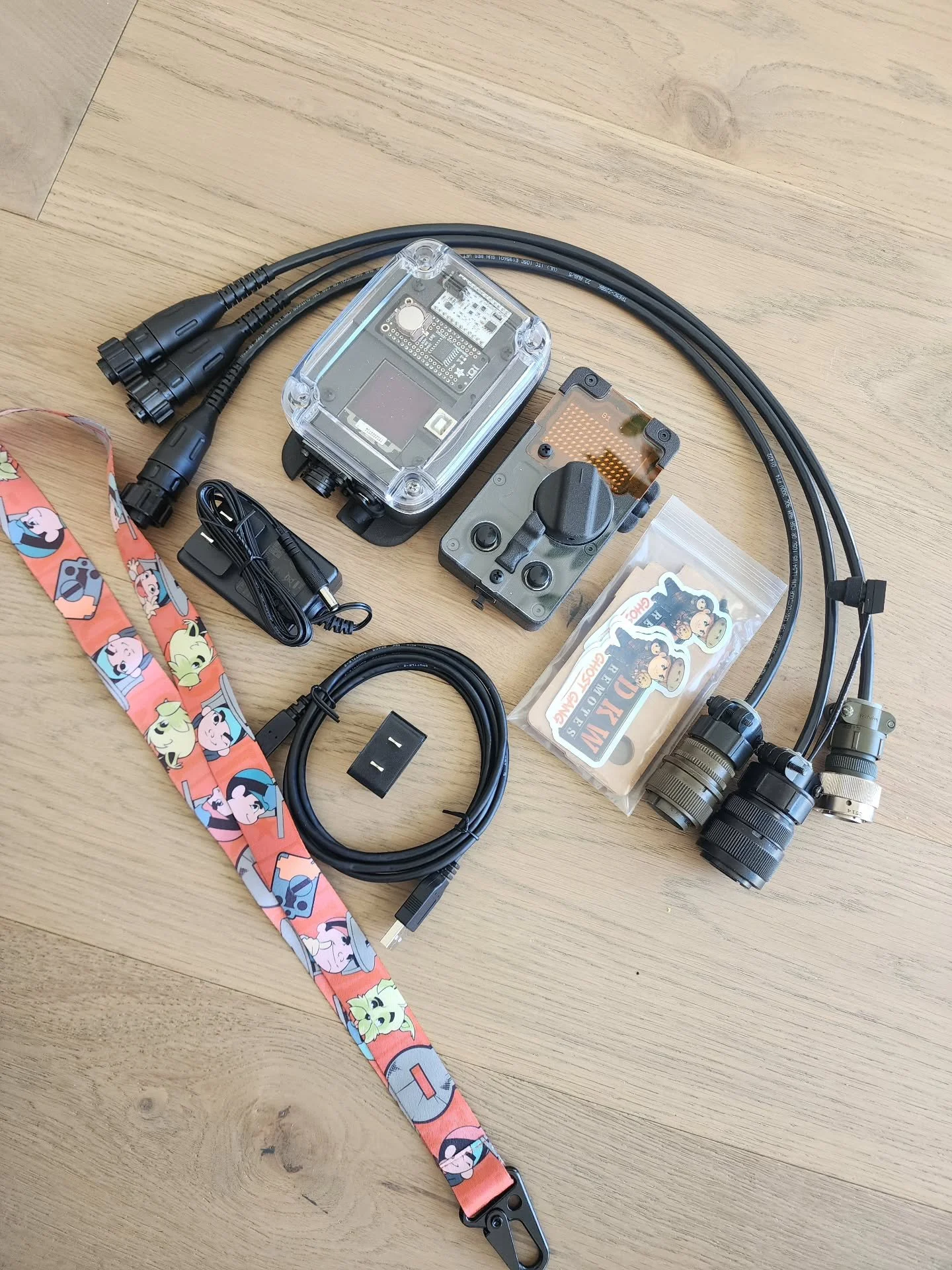 Triple adapter G1 Wireless Remote Set. Heading to La Porte, TX. A repeat customer. 

It's got the Miller 14 pin, Lincoln 6 pin, and, Lincoln 12 pin.

This kit come with:

1. G1 Receiver
2. G1 Hand Remote
3. 3x decals
4. 3x screen protectors
5. 4x num