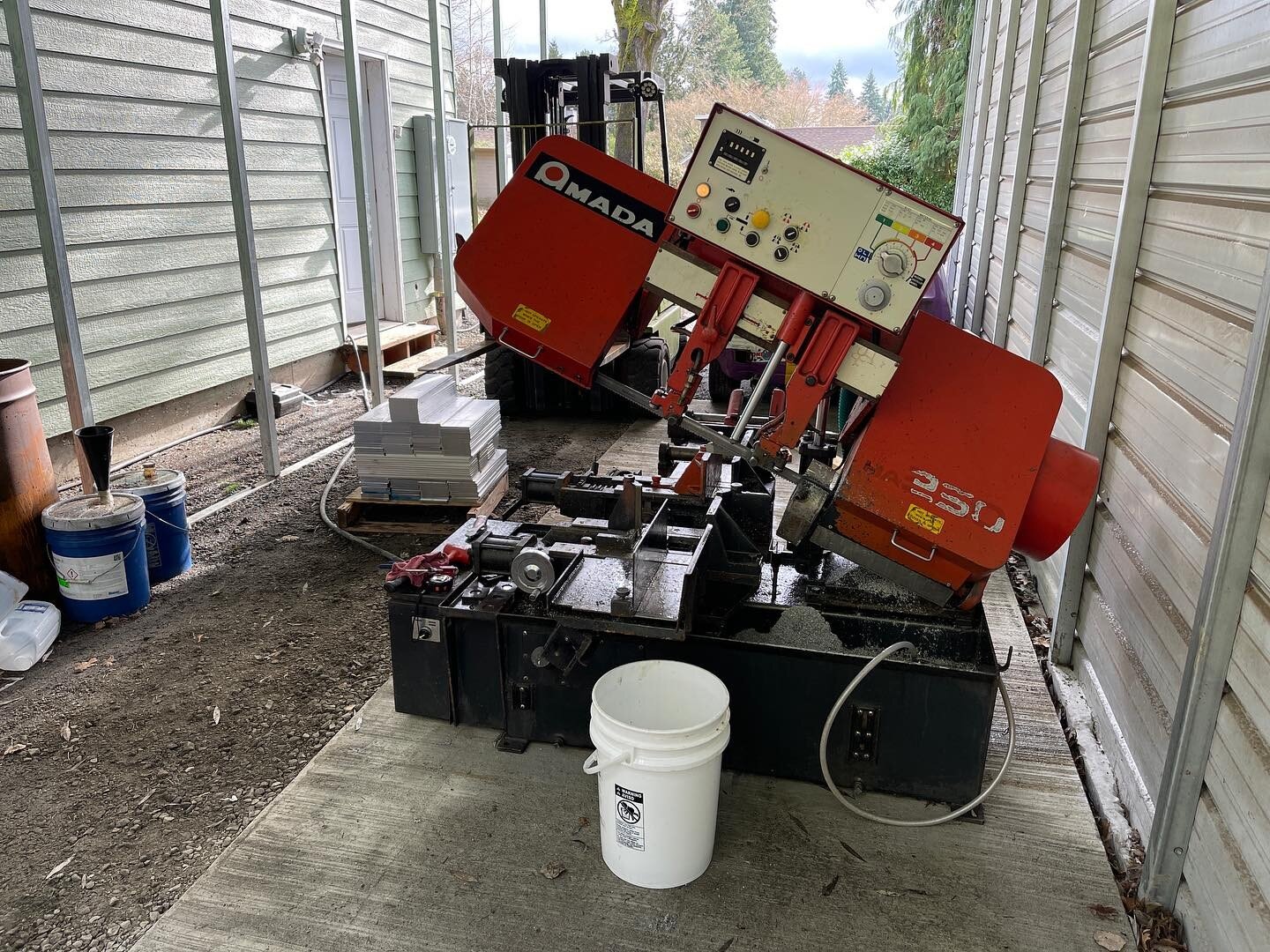 It may not be new but it&rsquo;s new to us!  Thank you to machinery exchange in Chatsworth ca. and excellent customer service from @amadaamericainc EVEN SECOND HAND on a 25 year old saw.  Just wow! #instamachinist #amadaamericainc #bandsaw #belfantim