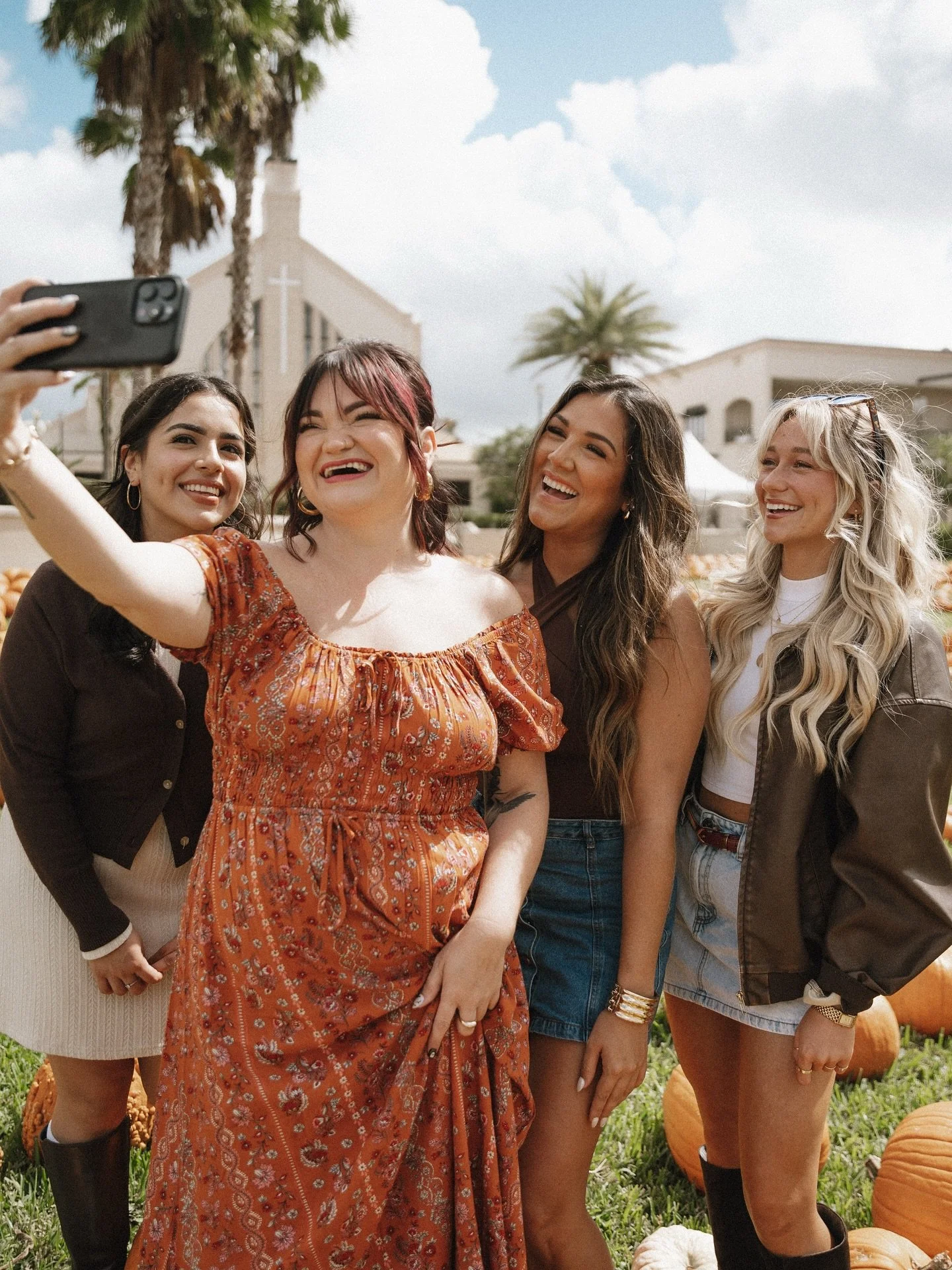 🎃 Fall feels &amp; fresh hair days 🍂
Pumpkin patches, cozy layers, and good hair &mdash; the essentials of the season. Whether you need a refresh before Halloween weekend or just want to feel put together for all the fall plans, we&rsquo;ve got you