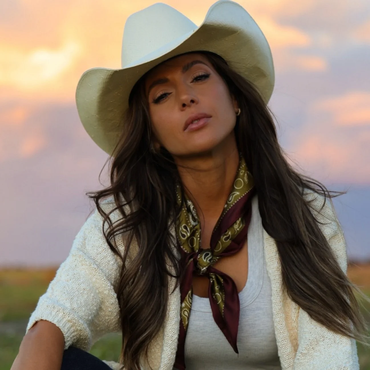 I had to steal these photos because&hellip; HOW STUNNING is our girl @aliwkay ? 🤎🤠
Her natural brunette balayage + two seamless rows of extensions are giving effortless, sun-lit dimension in every angle.

Ali is one of those clients who reminds us 