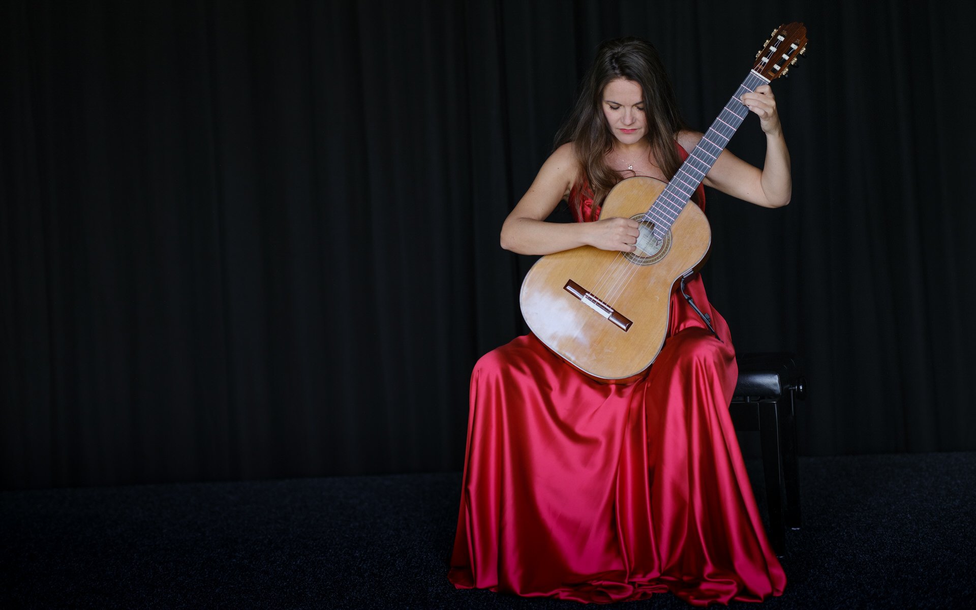 radmila_rotes_kleid_buehne.jpg
