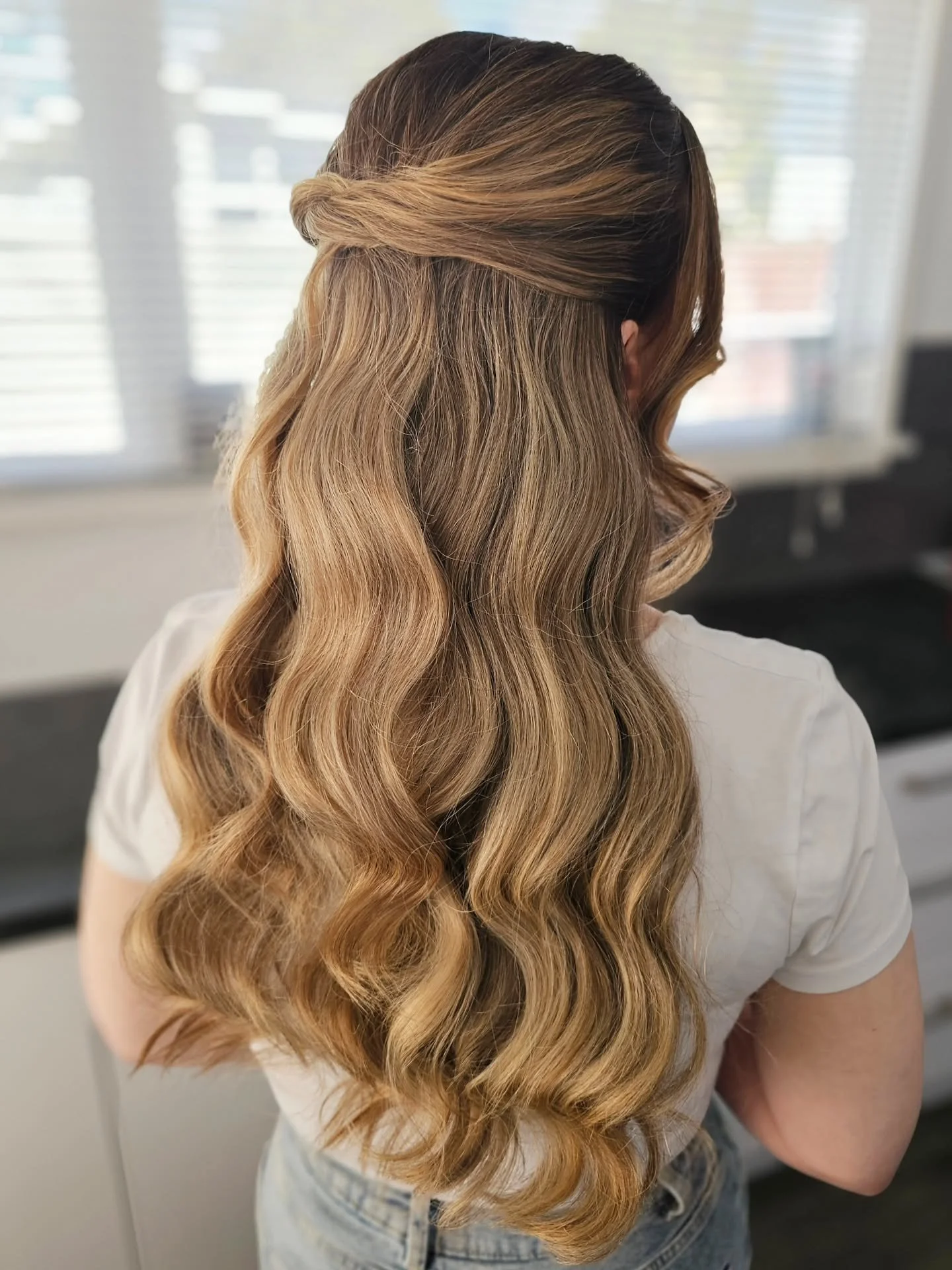"My sister thought I had extensions!" Said my bride-to-be 😍
Elevate your bridal style with this chic half up and glam waves, created using expert styling, backcombing and product techniques for a long-lasting, voluminous look.
#halfupgla