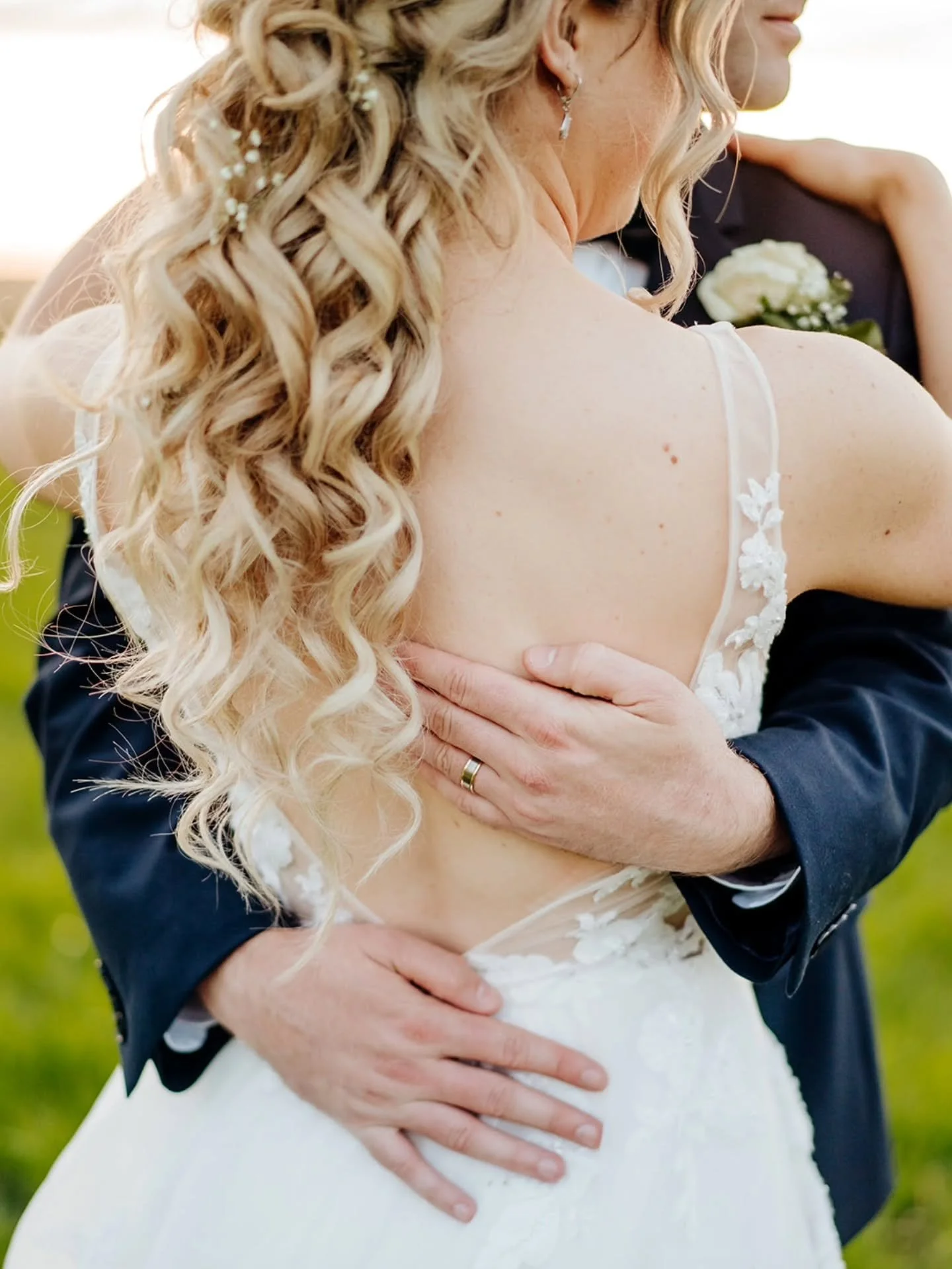 K E R R Y ✨
A beautiful bridal mermaid downstyle compliments a bridal gown with a low back. Created with merticulous detail and clip in extensions, every curl is styled with intention.
Hair by @clarettefx_beauty 
Makeup by @artistry.by.alice
Photog