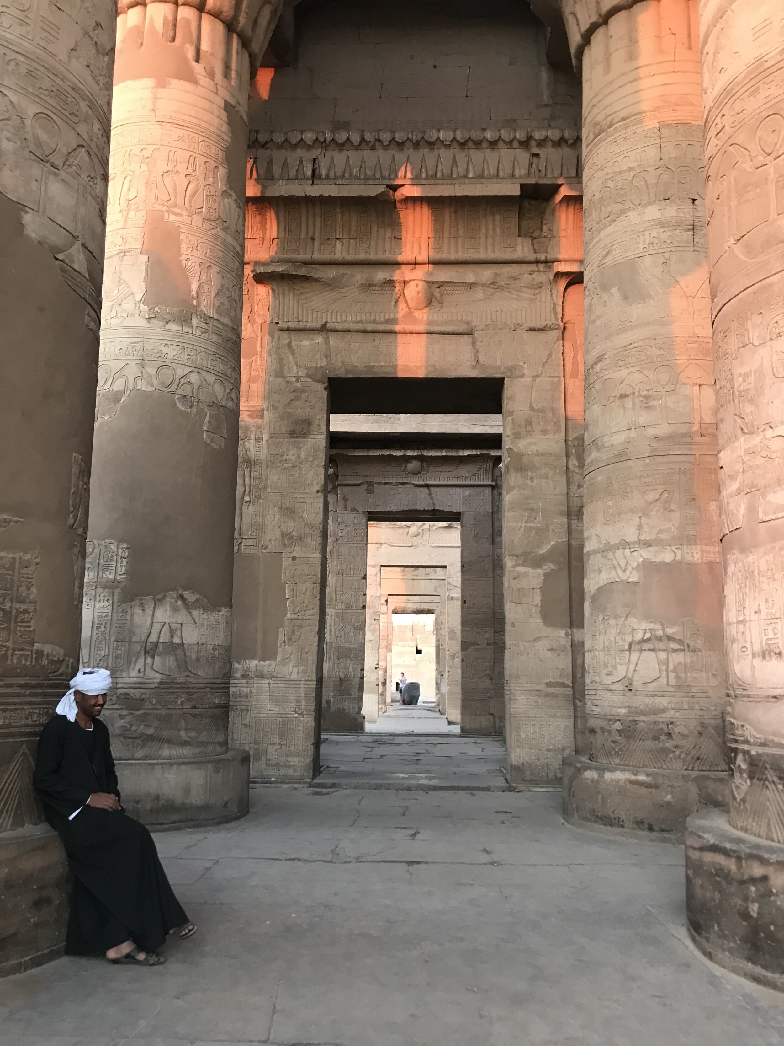 Le temple de Karnak est d’une géométrie rigoureuse, alignée sur la course du soleil.