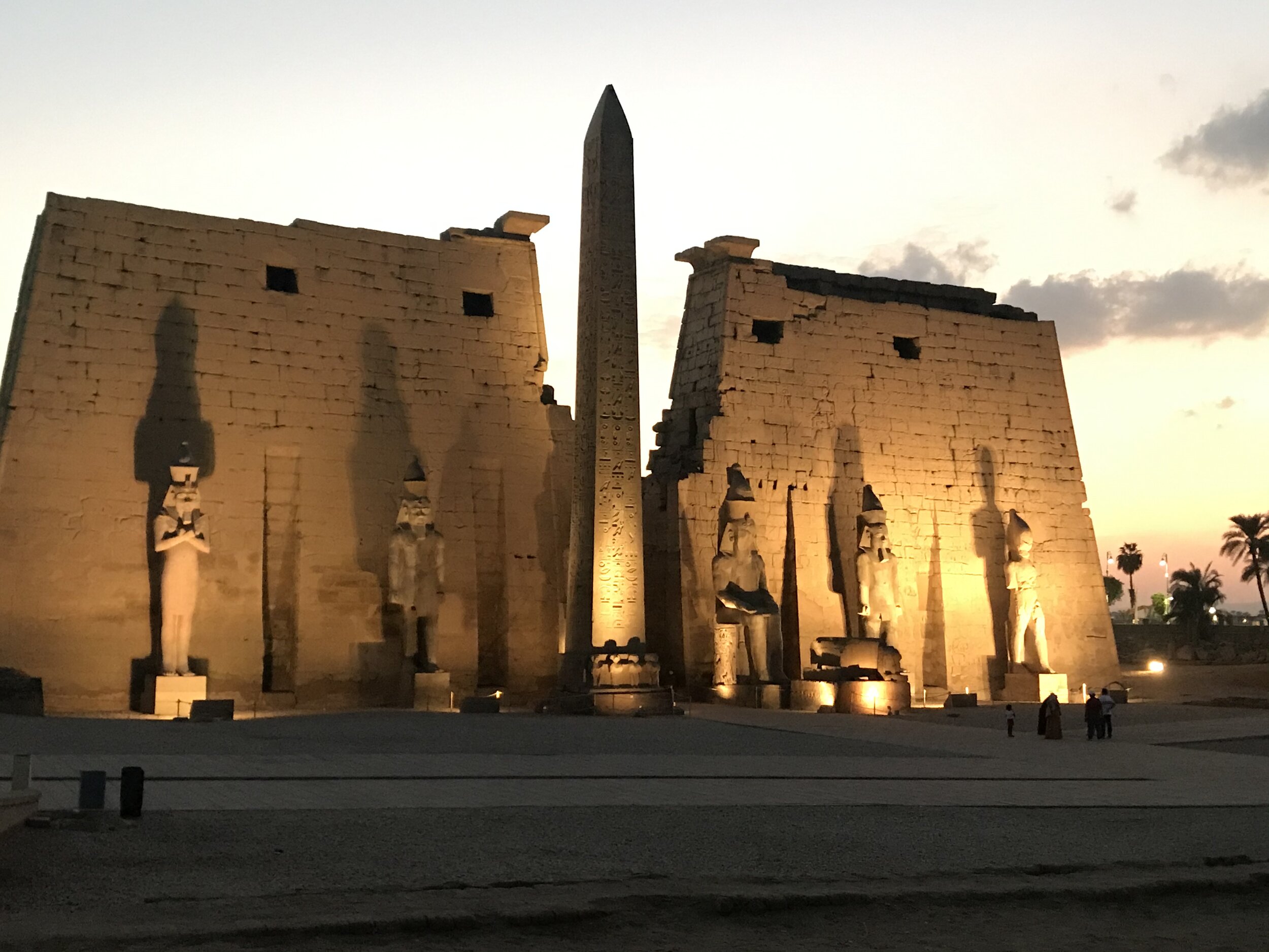 Louxor et son obélisque. La seconde se trouve sur la place de la Concorde à Paris.