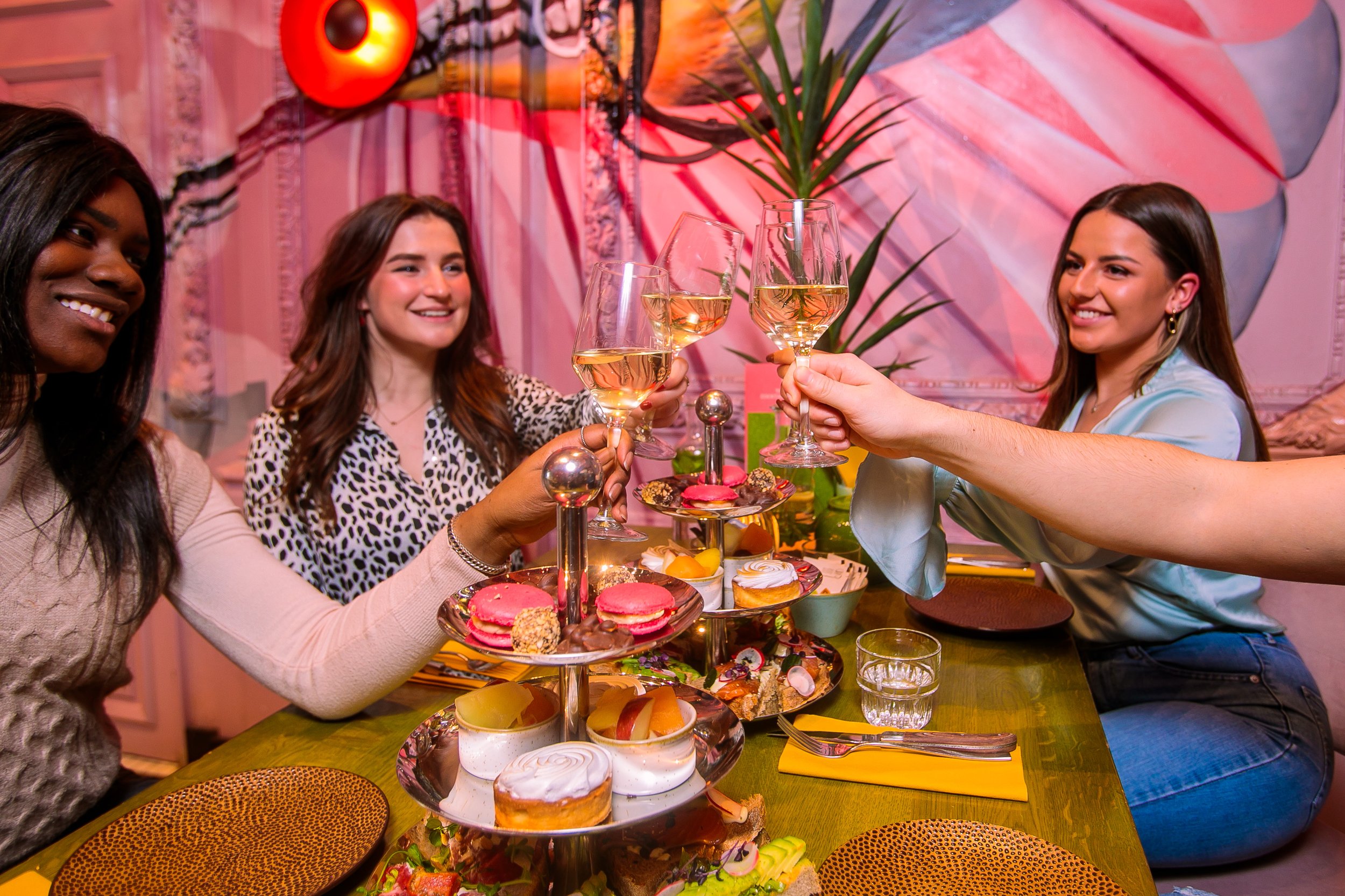 Geniet van een heerlijke High Wine bij Thomas Eindhoven, waar een selectie van fijne wijnen perfect wordt gecombineerd met smaakvolle gerechten in een ontspannen en gezellige sfeer.