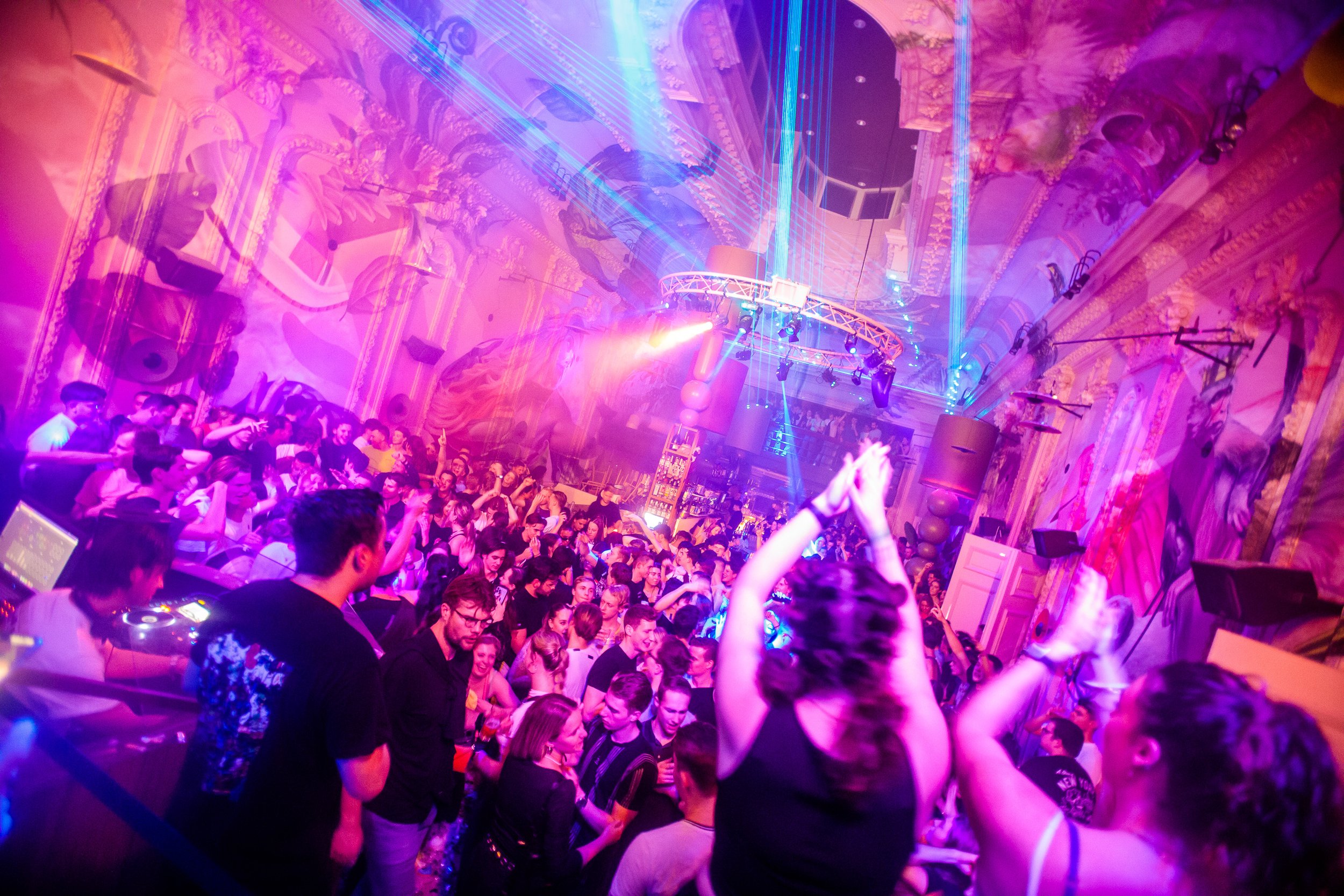 Ervaar het bruisende nachtleven van Thomas Eindhoven, met energieke DJ's, dansen tot in de vroege uurtjes en een onweerstaanbare sfeer.