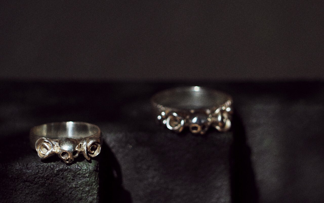 Ludovico-skull-roses-ring-silver-short-focus-SLAB-Jewellery.jpg