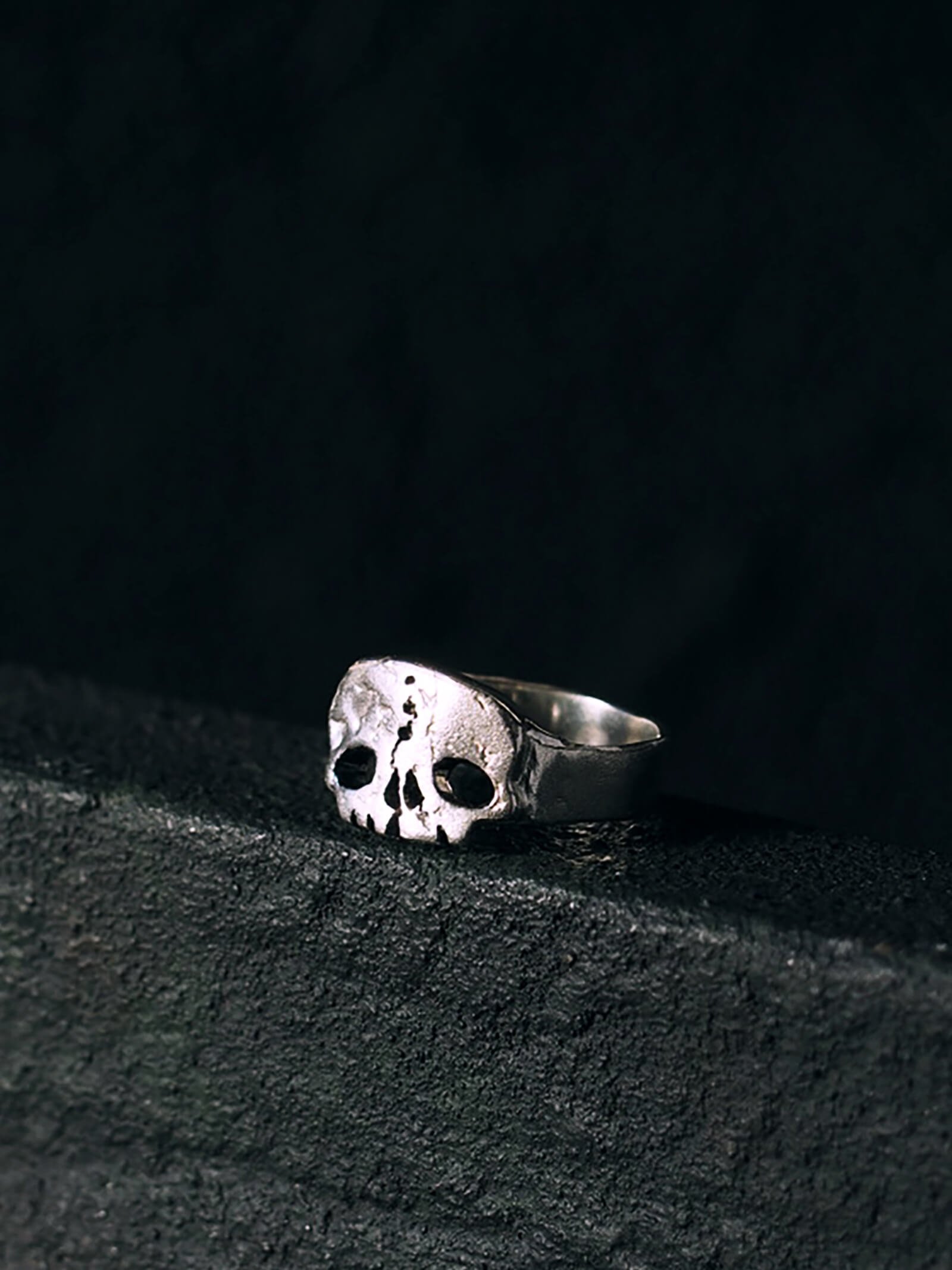 Osillido-Squish-Skull-Ring-side-SLAB-Jewellery.jpg
