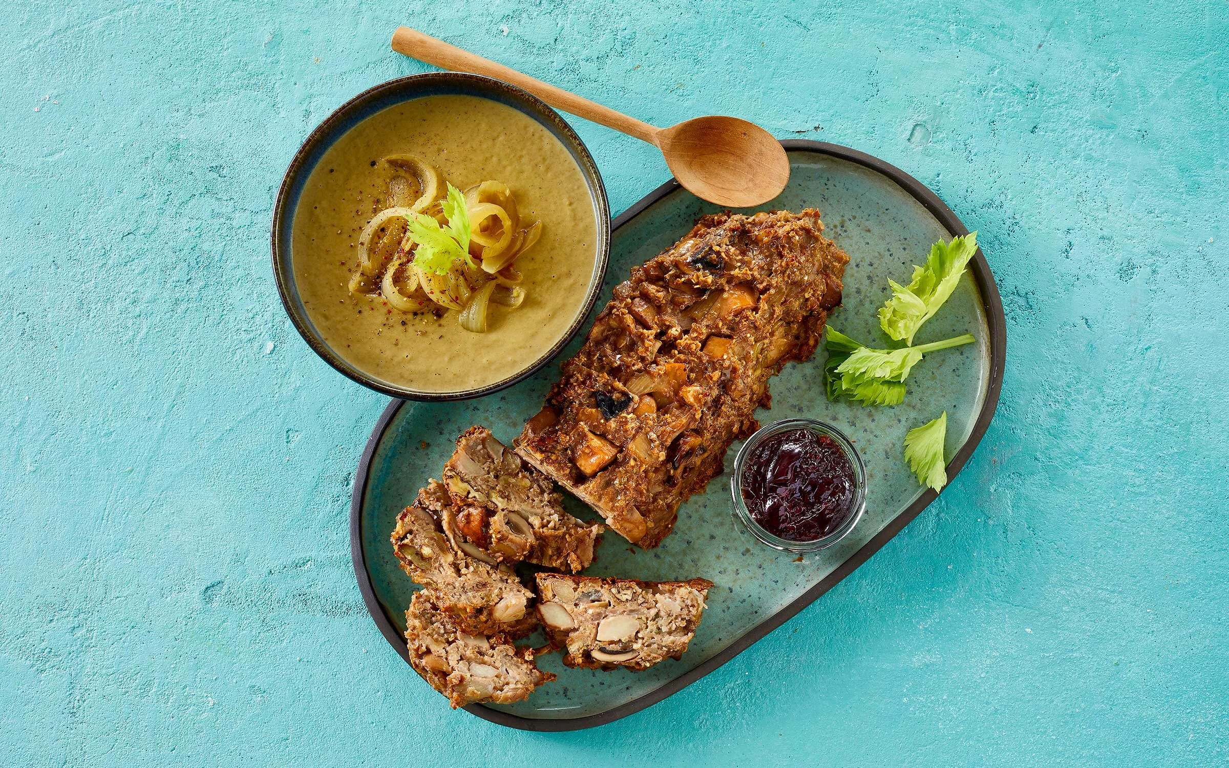 Farsbrød med løgsovs og ribsgele