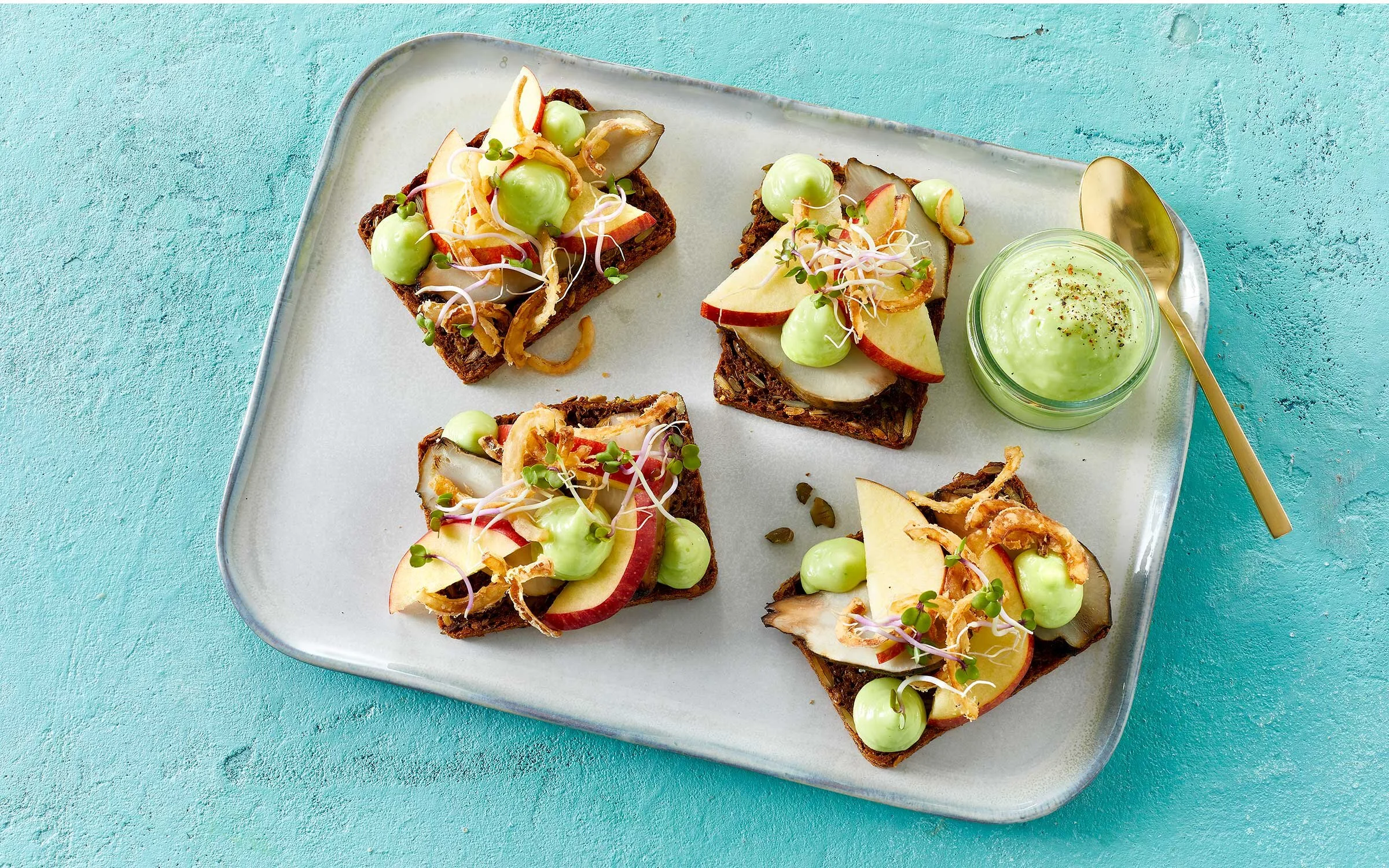 smørrebrød med Jordskokker, porremayo, syrlige æbler og sprødt løgdrys