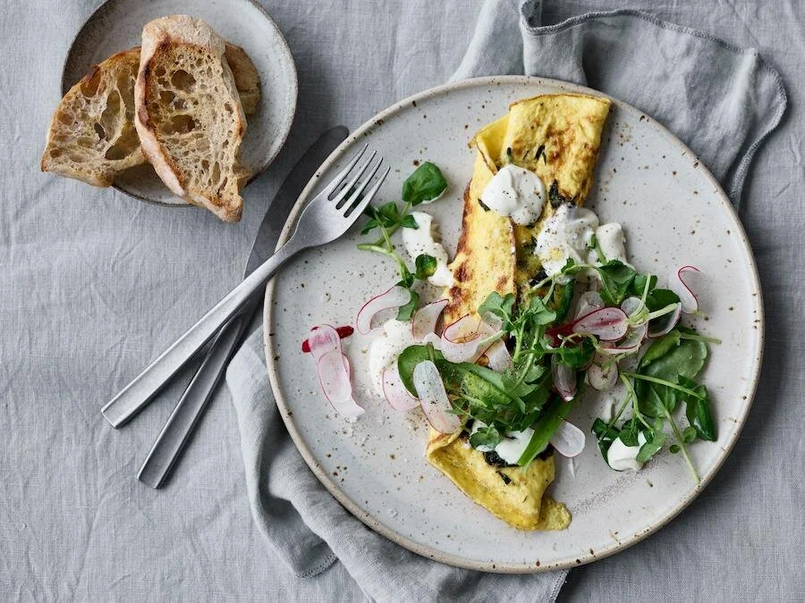 Omelet med vilde urter, radiser og rygeost