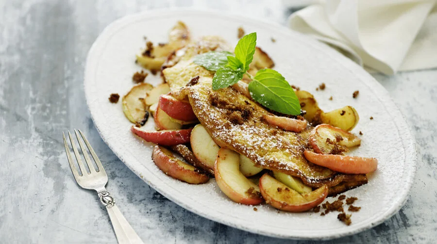 Omelet med æble-rugbrødscrunch
