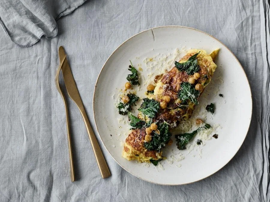 Grønkålsomelet med ristede kikærter og Vesterhavsost