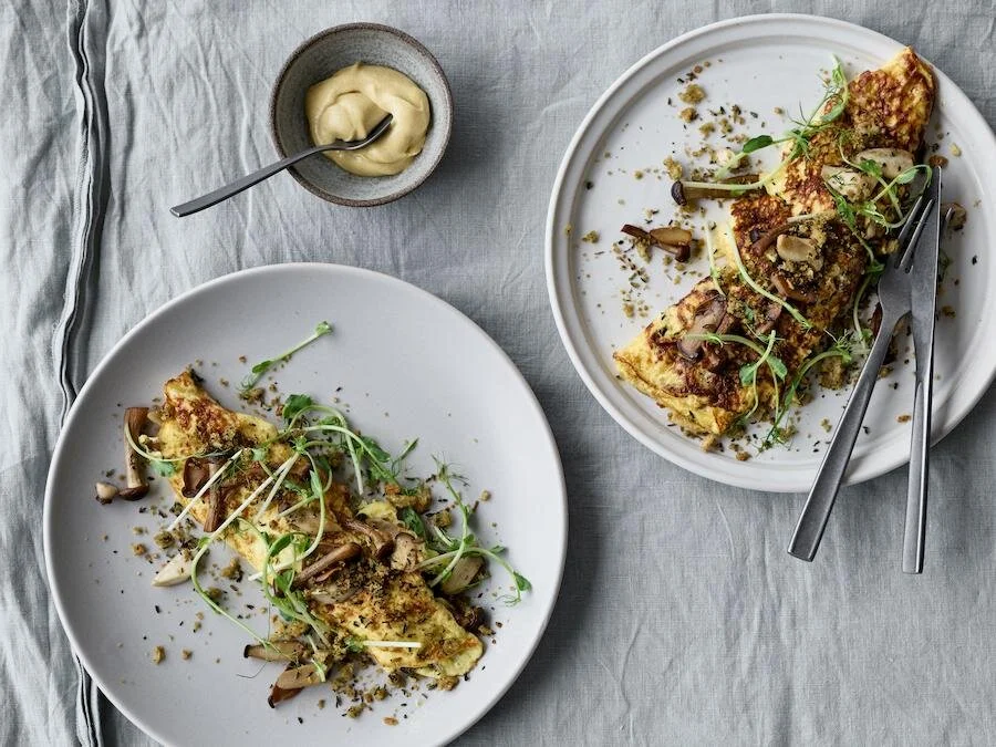 Omelet med svampe og sprød crumble