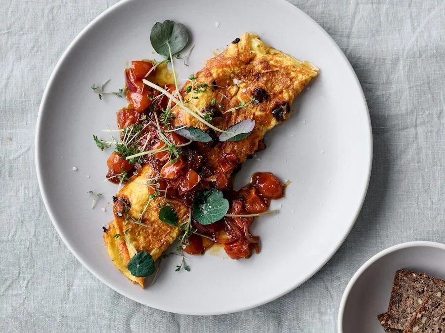 Omelet med ristet chorizo og tomatchutney