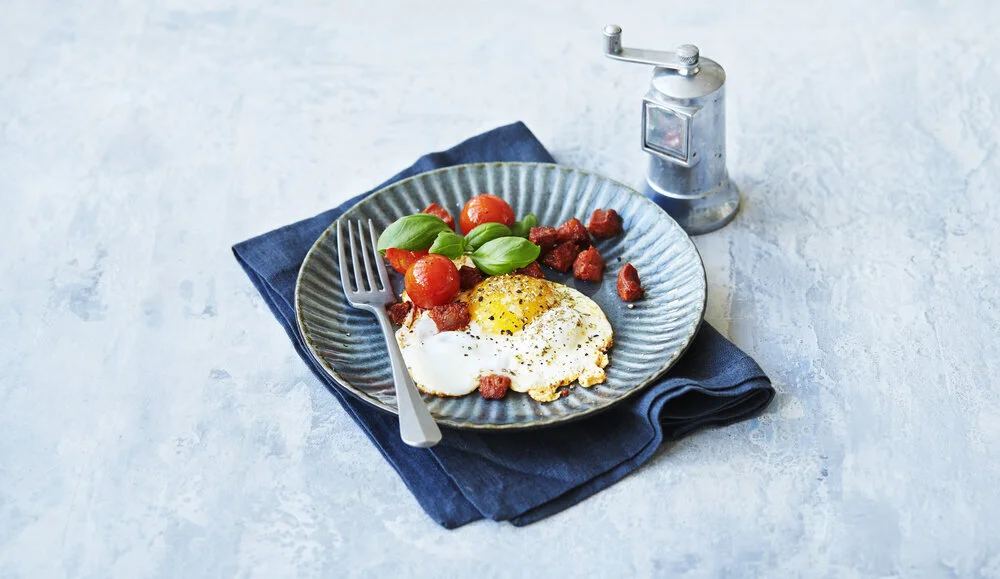 Spejlæg med tomater og chorizo