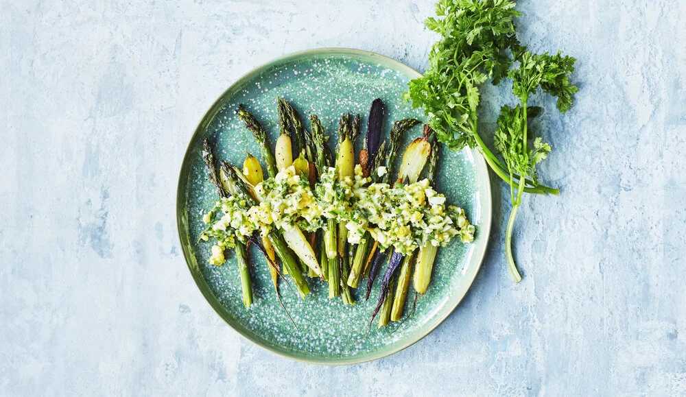 Ovnbagte asparges med æggevinaigrette og kørvel