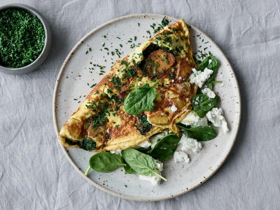 Omelet med kartoffel, spinat og frisk mozzarella