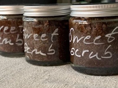 Söt sinnlig kryddig kroppskrubb