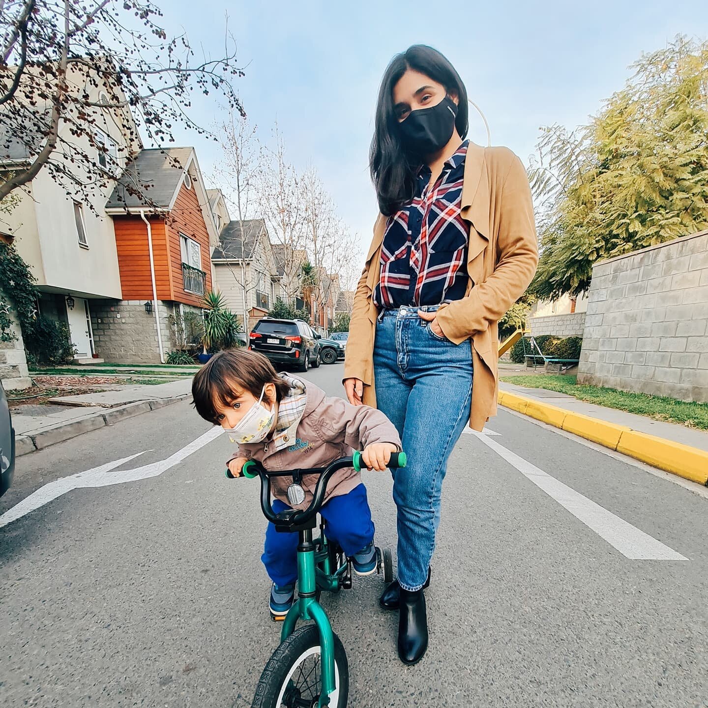 Salir a dar una vuelta en bici a la plaza se ha vuelto un panorama  necesario y gratificante!! 🌱
.
Me gusta y me relaja ver que Benji sale del encierro para tomar un poquito de sol de invierno y aire ❤
.
#s&aacute;bado #momlife #motherhood  #instama