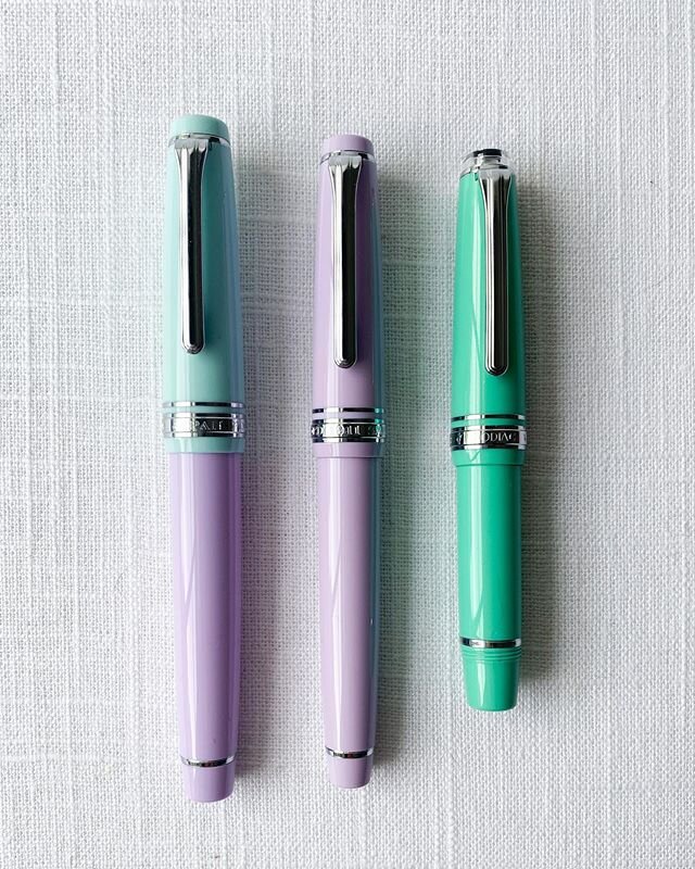 For those of you who were wondering, here is a size comparison between a Sailor ProGear, ProGear Slim and PG Slim Mini! I love them all 💜
.
.
.
.
.
.
.
.
#fountainpen #fountainpenaddict #fountainpens #fountainpenlove #penaddict #fountainpenink #pena