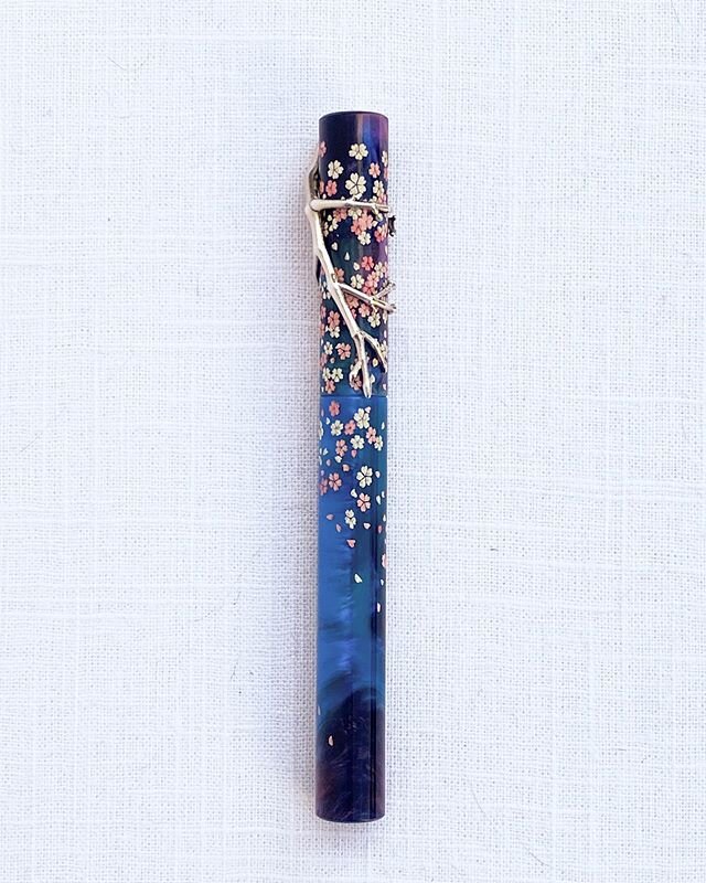 I&rsquo;ve been looking at these Pen 18111s ever since I held @figboot11 and when I was able to pick this up, I couldn&rsquo;t turn it down. This is a beautiful color way and the finishing is flawless. Wow!! .
.
.
.
.
.
.
.
.
.
.
#fountainpen #founta