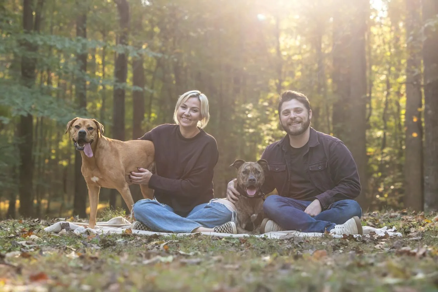 My available session dates for January - March are now open! 📅 

If you&rsquo;ve been thinking about booking a session for you and your pups, Winter is honestly such a great time because: 
☀️ The light is cool and vibrant 
🍂 The colors are more mut