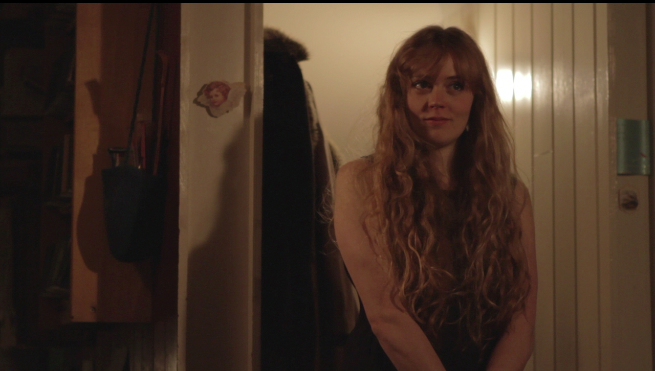 Rose in Ethan's house- entrance.png