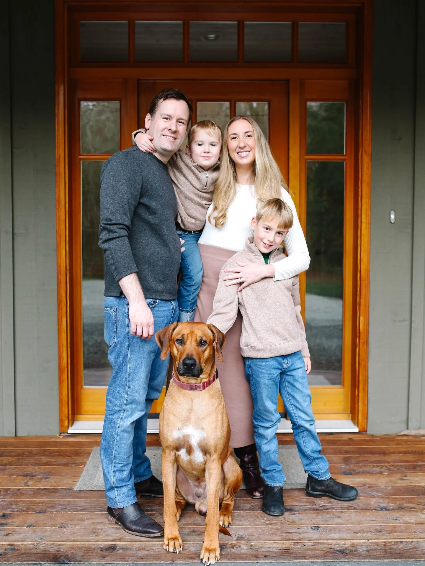 This family &amp; their beautiful new home 😍

#kthomphoto #cowichanvalley #cowichanvalleyphotographer #duncanbc #vancouverislandphotographer #cowichanvalleyfamilyphotographer #yyjphotographer #familylifestylephotographer #holidayfamilyphotos #fallfa