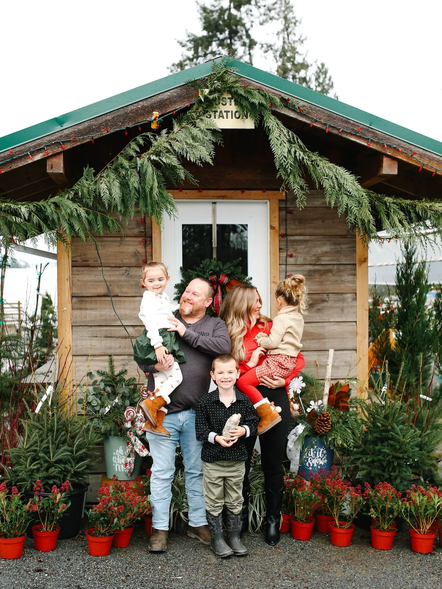 Christmas always looks best at the garden centre 🌲😍

Loved capturing this beautiful family again! 💜

#kthomphoto #cowichanvalleyphotographer #cowichanvalley #cowichanvalleybc #duncanbc #christmasfamilyphotos #christmastime #gardencentres #christma
