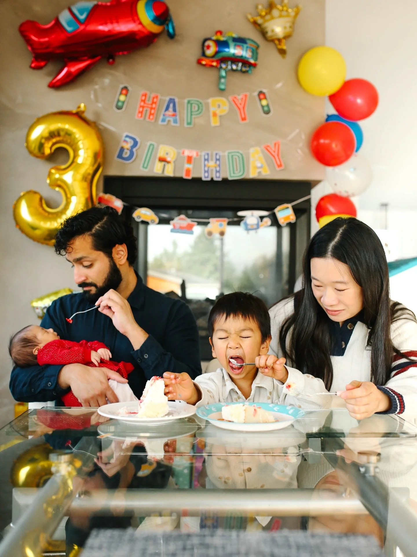 Cake + a birthday balloon, what could be better? Capturing those birthday moments are something special that you&rsquo;ll treasure forever. ❤️

Email me to book your milestone session. Link in bio. ✨

#kthomphoto #milestonesession #birthdayphotos #co