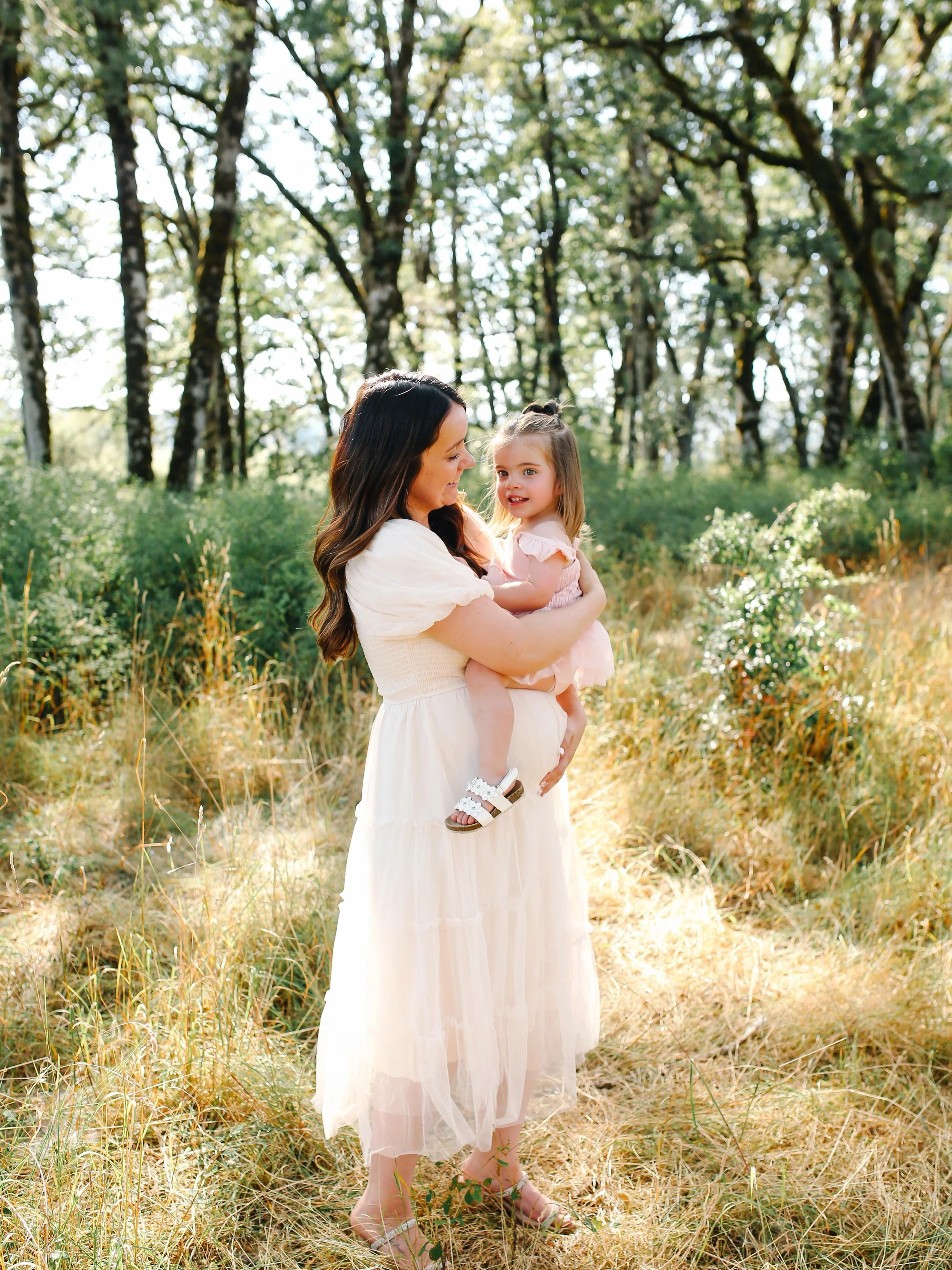 A little more love, a little more laughter, and one more to adore for this sweet family 🤍

#kthomphoto #babybump #familyphotosession #cowichanvalleyphotographer #duncanbc