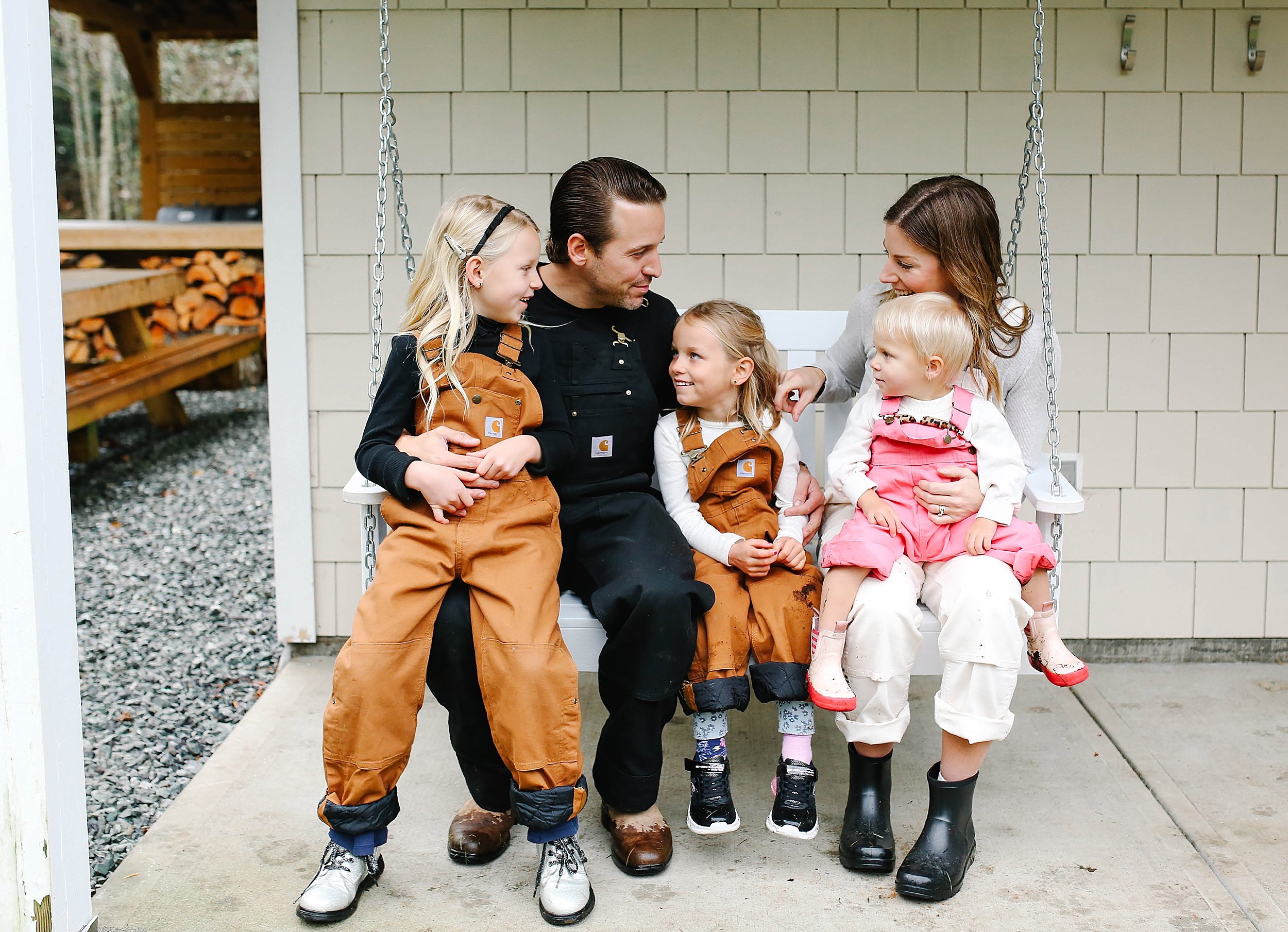 A Cozy Fall Family Session at Home | CoWICHAN VALLEy, British Columbia