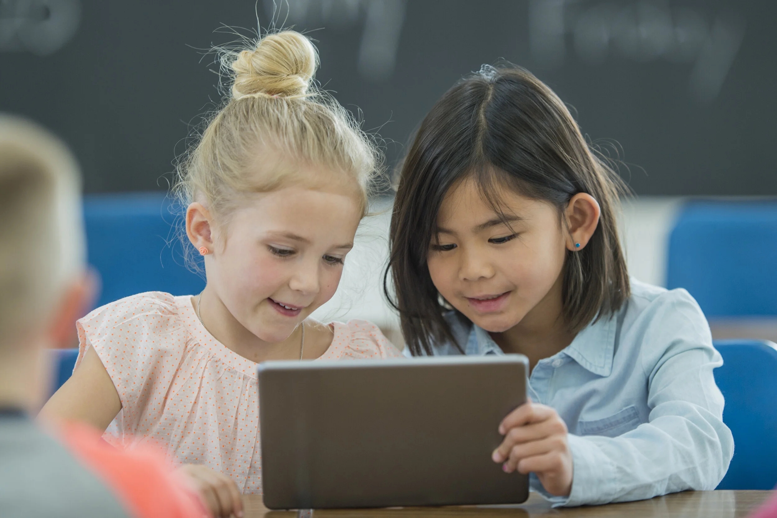 Learning-Together-on-a-Digital-Tablet-688808344_3870x2580.jpeg