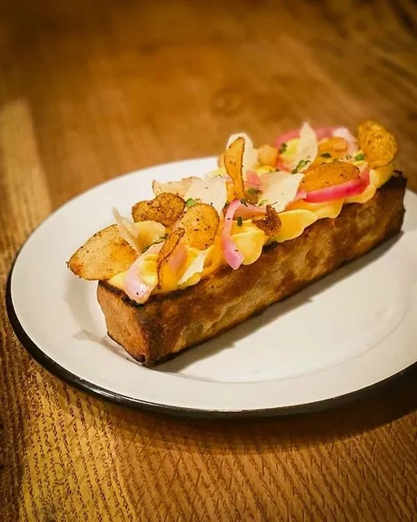 🎃 Trick or Toast? 🍞
Just another stunner from @andy_dski - Toasted sourdough focaccia is topped with squash whipped ricotta, beer pickled onions, and drizzled with truffle honey. Garnished with parmesan, fresh herbs, and mini potato chips with pum