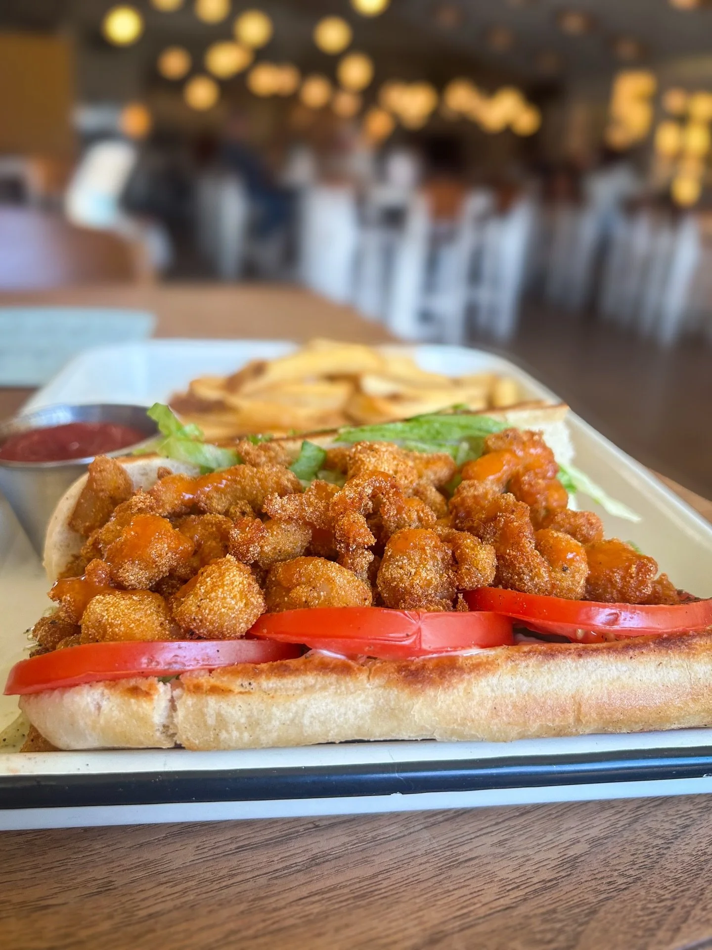 Two specials, all flavor ✨ Swipe through and pick your favorite
 
🌊 Fried Clam Po&rsquo;boy with cornmeal crunch, cool mayo, hot‑sauce heat. Giving full summer vibes.
 
🌶️ Popper Pizza, loaded with roasted garlic, pickled chilis, smoked cream chees