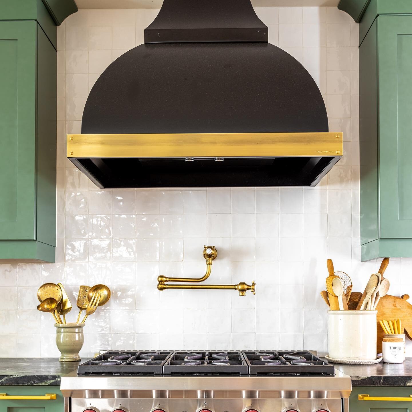 A touch of brass 💫 in my clients English-inspired countryside kitchen.