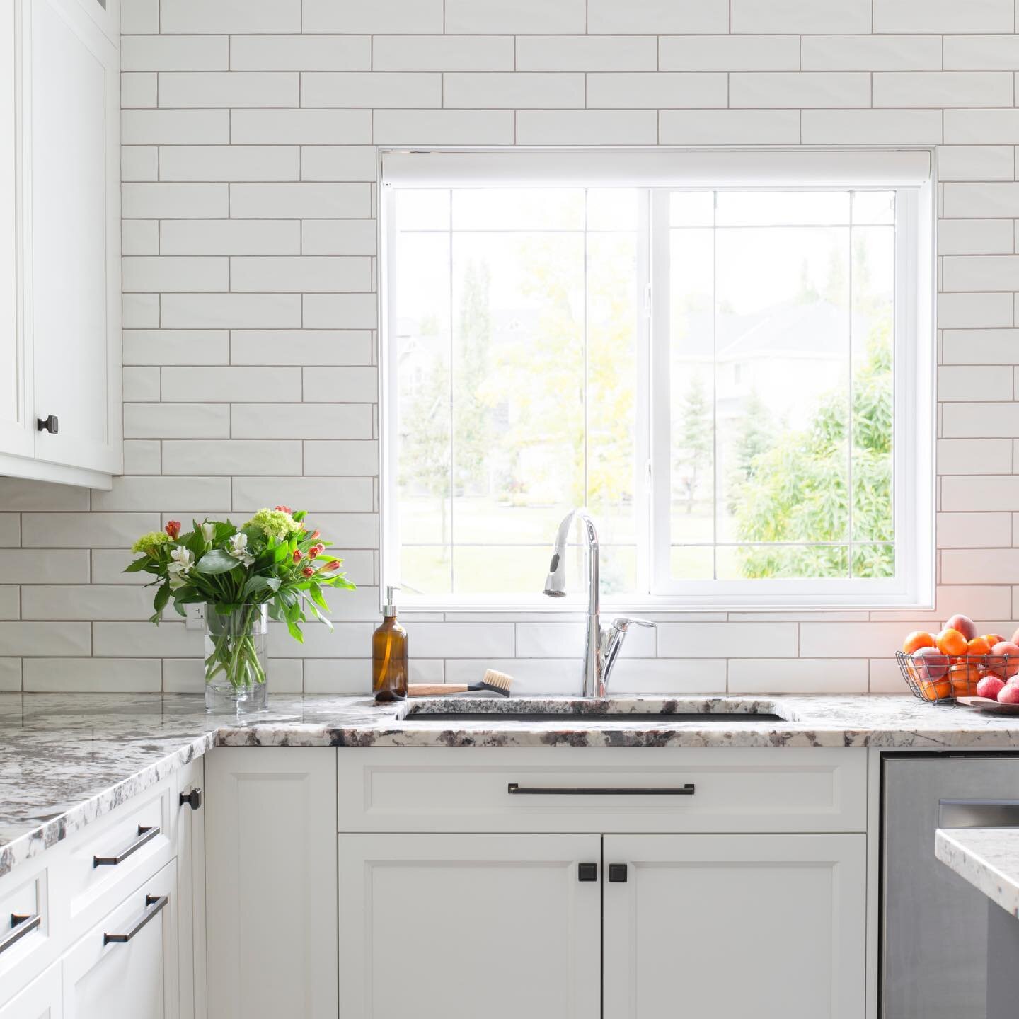 We cannot get enough of these before and after photos from the ASPEN STONE RENO!! 

Do you love this gorgeous all-white kitchen as much as we do? ✨

#LIVEWELLinahomeyoulove

&mdash;&mdash;&mdash;&mdash;&mdash;&mdash;&mdash;&mdash;&mdash;&mdash;&mdash