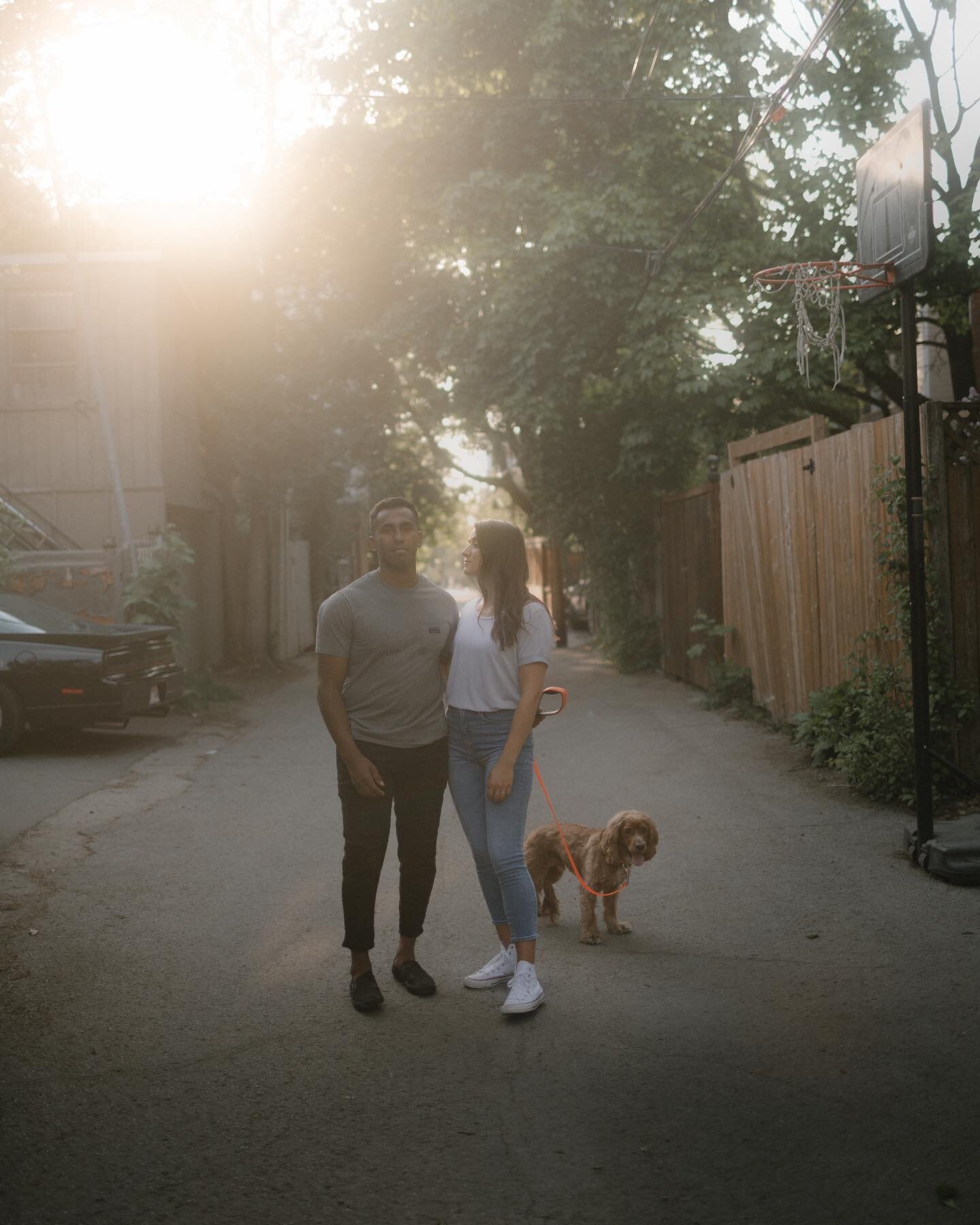 A walk in their neighborhood, through the animated alleys of Villeray.
Met their sweet baby Lorenzo, the cutest dog in town! See more of this romance on my stories ! 
FR} Une marche dans leur quartier, dans les jolies ruelles anim&eacute;es de Viller