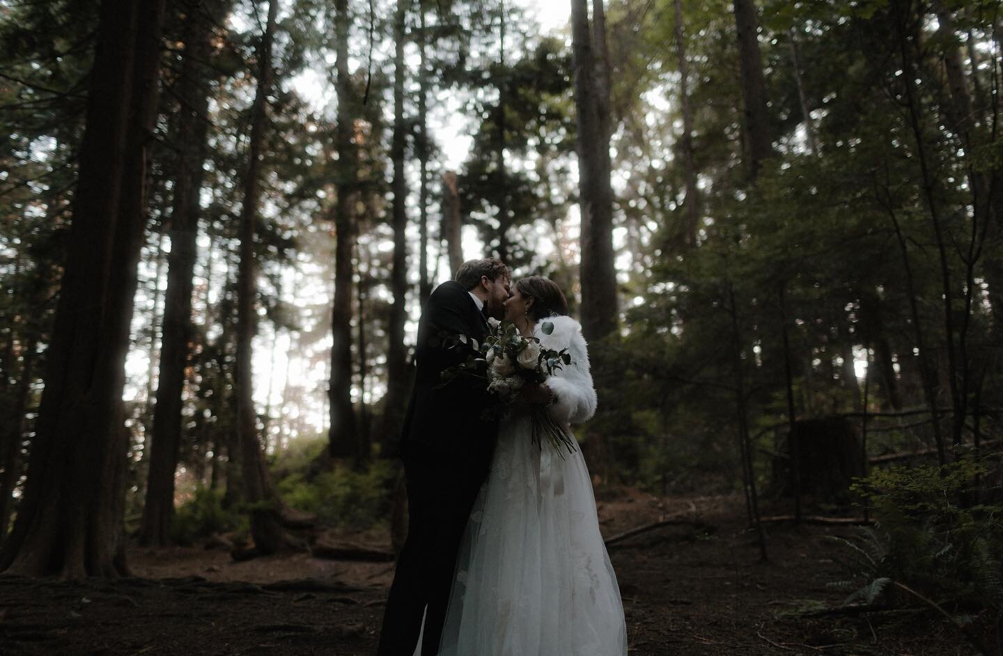 A gilmse at this moment we filmed Natalie &amp; Luke romance on their wedding day in Vancouver.
I got to take a few shots while filming their love at the end of their day.
We drove one hour after dinner to arrive just in time for the end and the gold